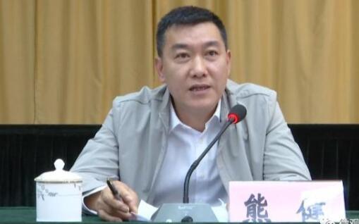 熊健簡歷：防城港市委常委、政法委書記熊健，曾任來賓市委常委、市委秘書長，象州縣委書記、縣長