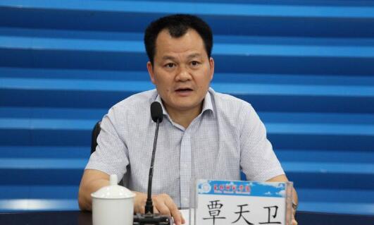 覃天衛(wèi)簡歷：欽州市人大主任覃天衛(wèi)，曾任玉林市委副書記、市委常委、組織部長