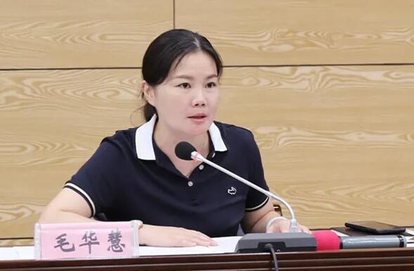毛華慧簡歷：河池市環(huán)江縣委副書記、縣長毛華慧，曾任河池市投資促進局局長、團委書記
