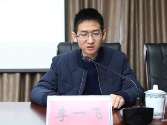 李一飛簡歷：桂林市政府秘書長李一飛，曾任桂林市委副秘書長，靈川縣委常委、組織部部長，龍勝縣委常委、宣傳部部長、副縣長