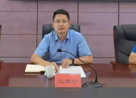 蘭田寧簡歷：百色市西林縣委書記蘭田寧，曾任百色市委副秘書長、商務(wù)局局長，樂業(yè)縣副書記
