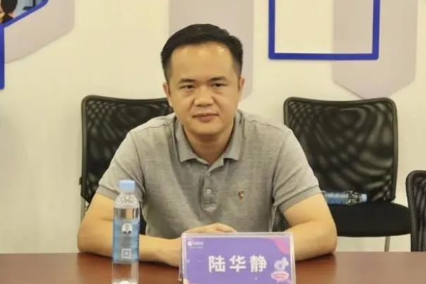 陸華靜簡歷：桂林市疊彩區(qū)委副書記、區(qū)長陸華靜，曾任七星區(qū)委常委、常務(wù)副區(qū)長，大化縣委常委、副縣長
